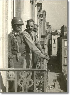 il brigadiere generale Frank J. McSherry ad un balcone di Palazzo San Giacomo