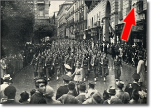 reparto di avanguardisti in sfilata davanti a Palazzo San Giacomo durante le celebrazioni del quinto anniversario delle sanzioni. novembre millenovecentoquaranta