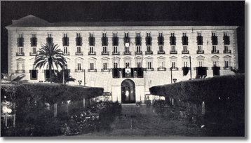 Veduta notturna di Palazzo San Giacomo