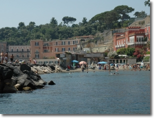 vista dalla barca di un tratto di mare