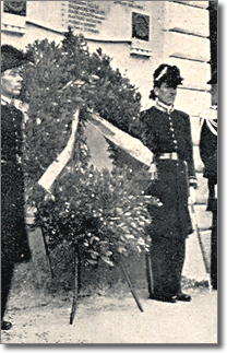 immagine di valletti alla cerimonia di deposizione di corona d'alloro