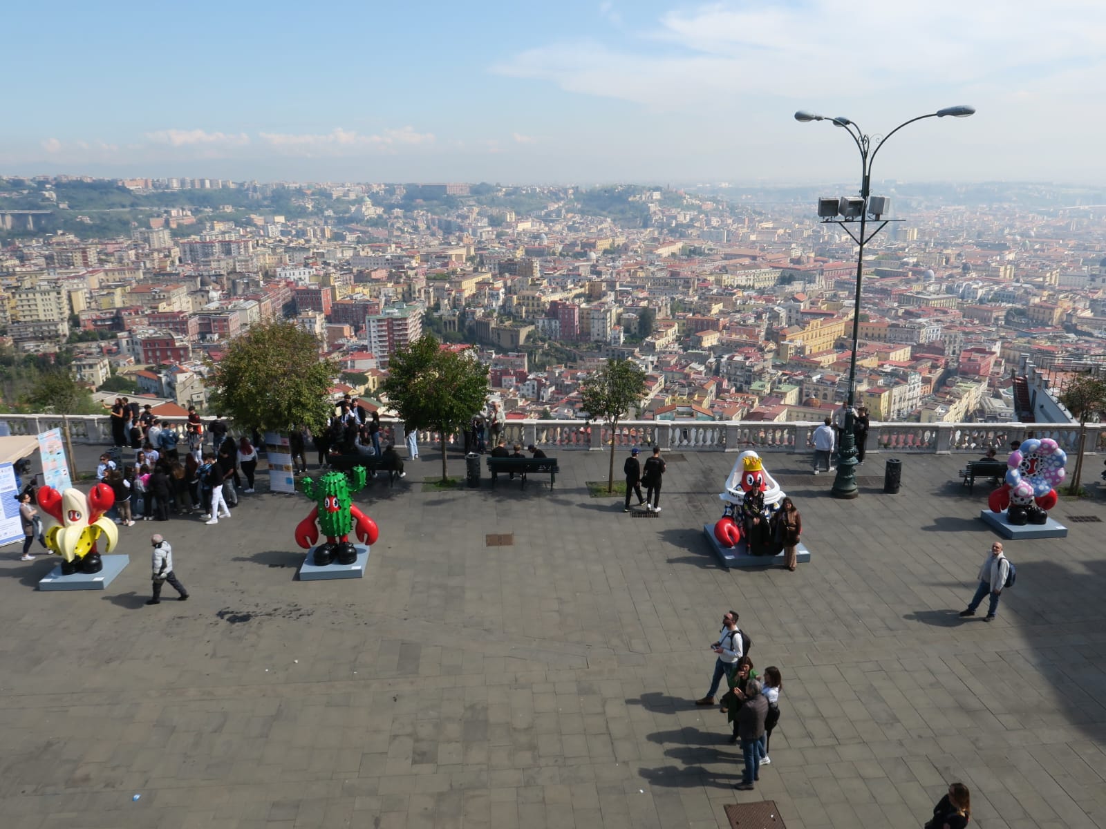 A Largo San Martino la mostra "The lobster empire" di Philip Colbert