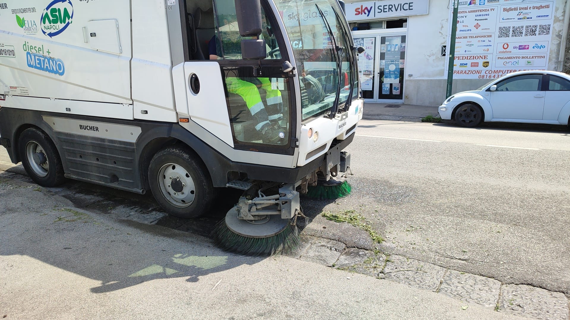 Pulizia strade via Manzoni - via Caravaggio