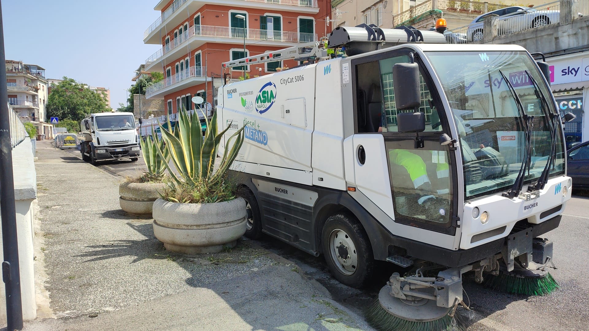Pulizia strade via Manzoni - via Caravaggio