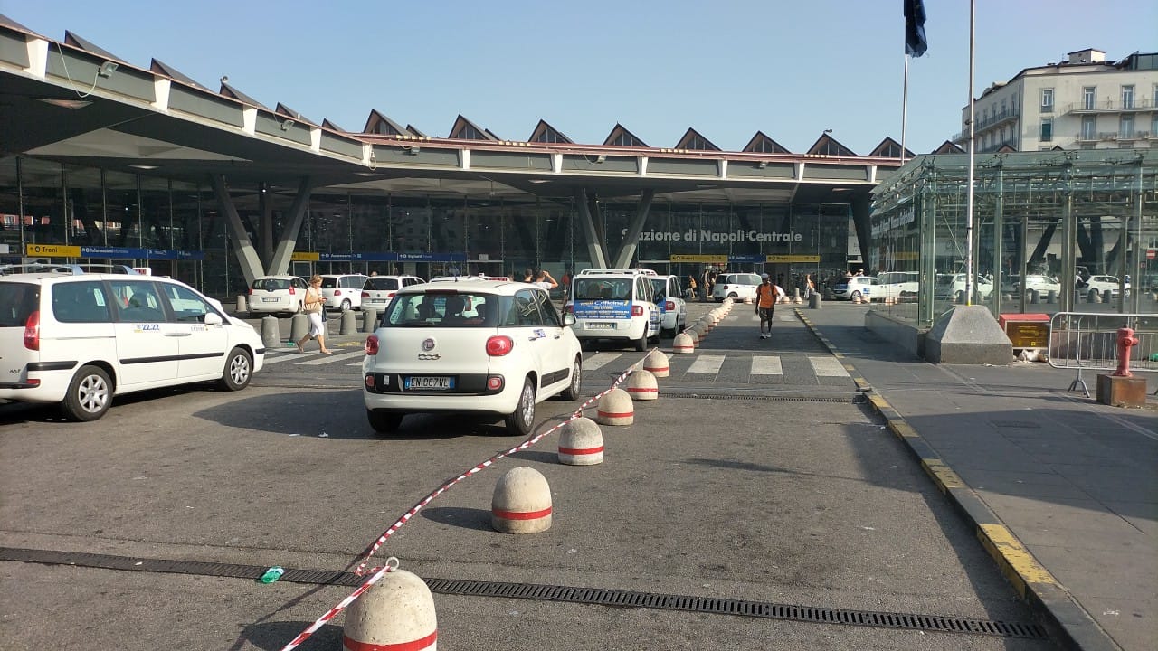 Nuove corsie alla Stazione Centrale e al Molo Beverello per i taxi in attesa