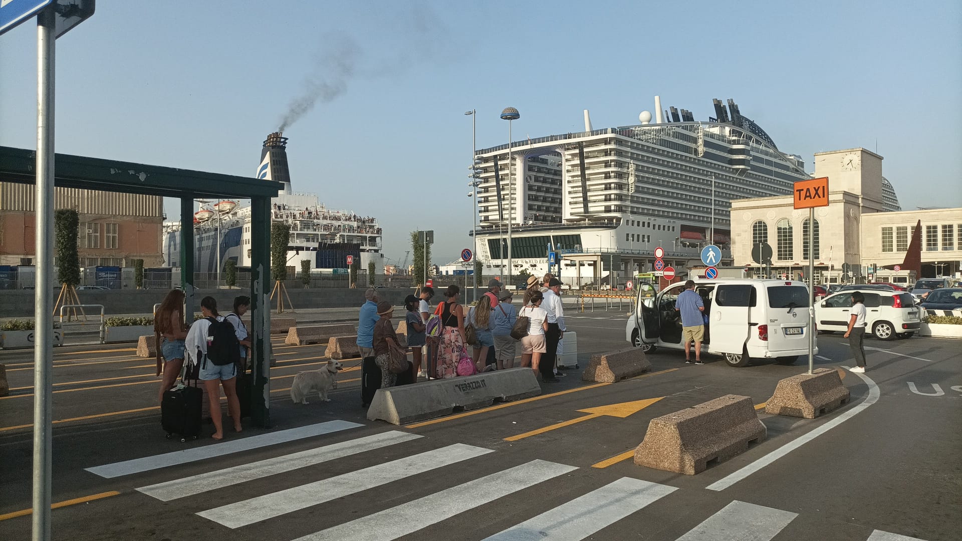 Nuove corsie alla Stazione Centrale e al Molo Beverello per i taxi in attesa