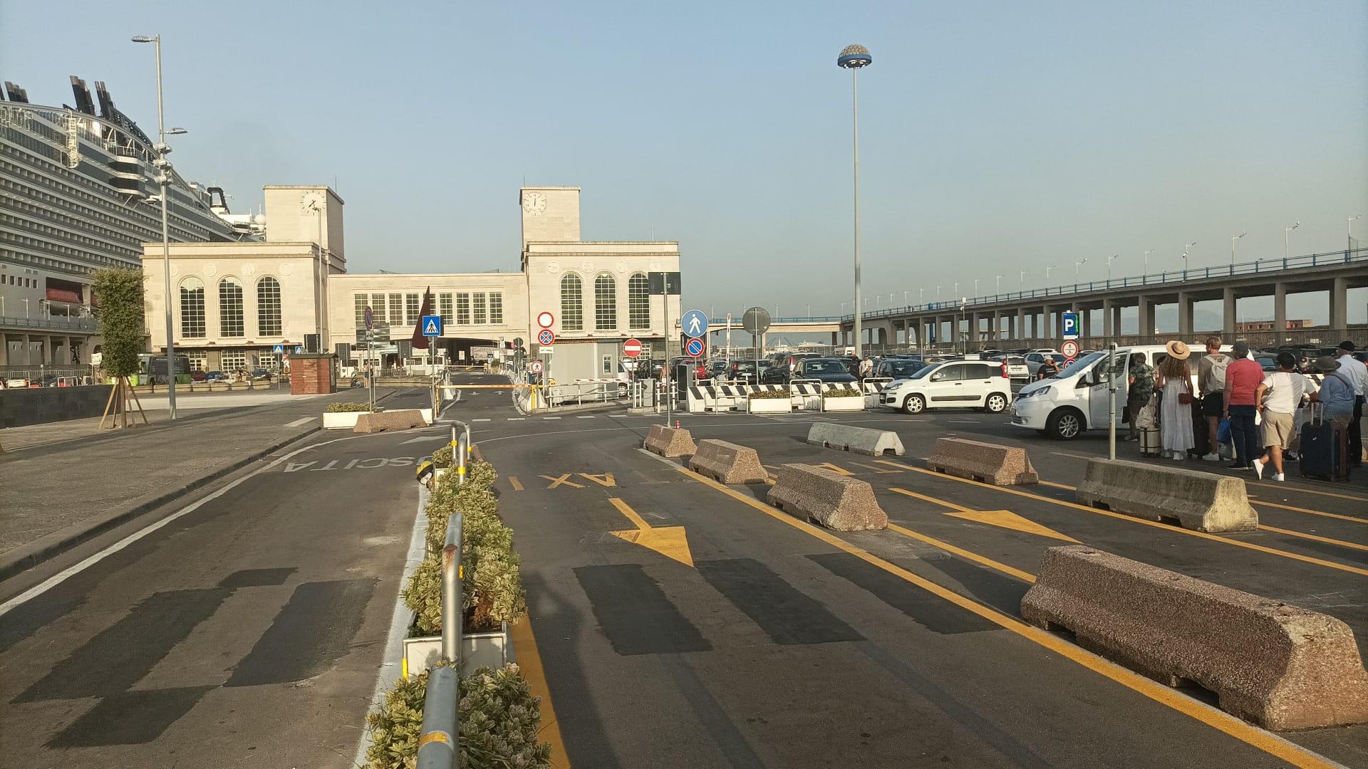 Nuove corsie alla Stazione Centrale e al Molo Beverello per i taxi in attesa