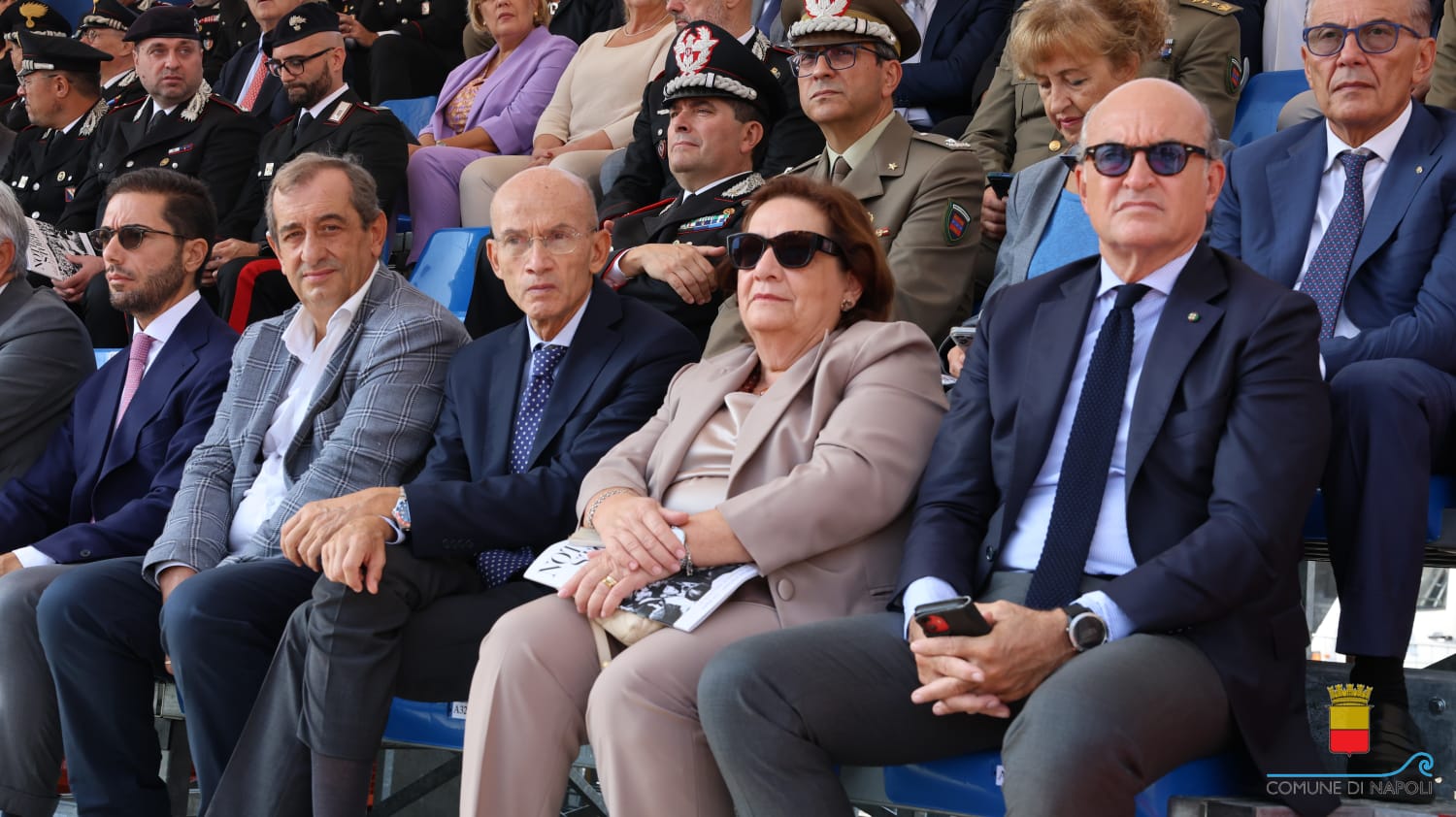 La Croce d'oro al Gonfalone del Comune di Napoli