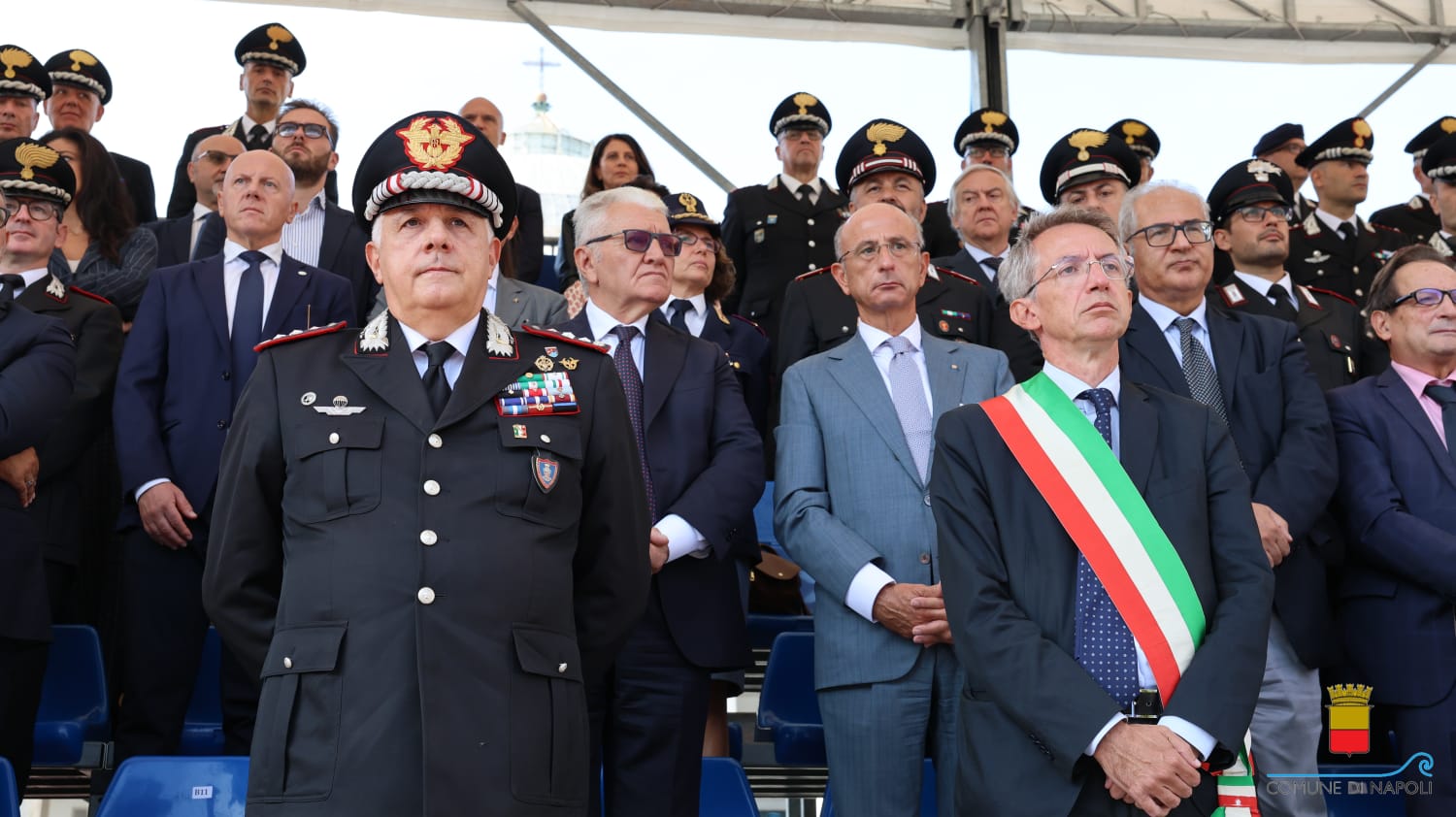 La Croce d'oro al Gonfalone del Comune di Napoli