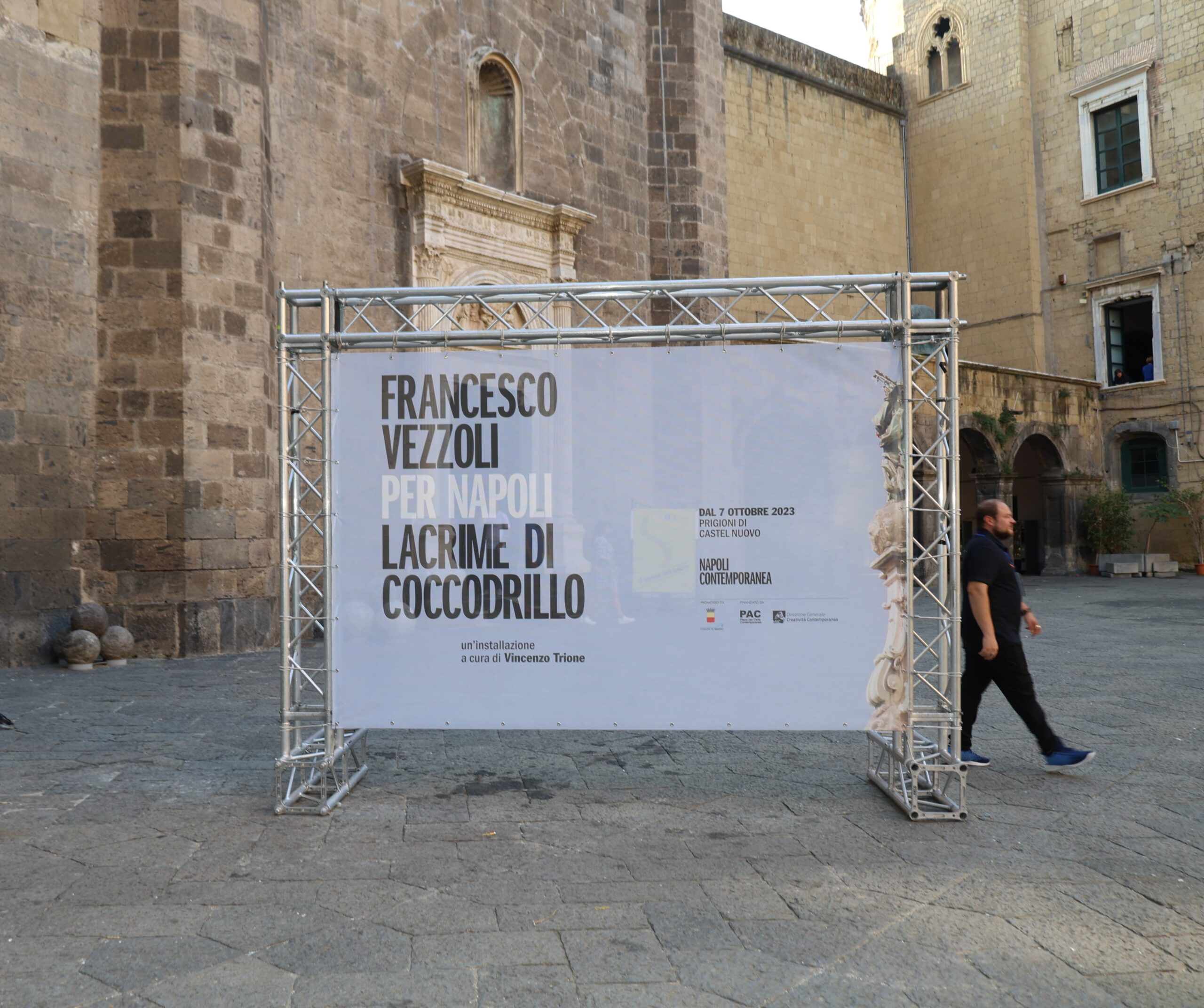 Inaugurata al Maschio Angioino l'opera d'arte contemporanea "Lacrime di coccodrillo"