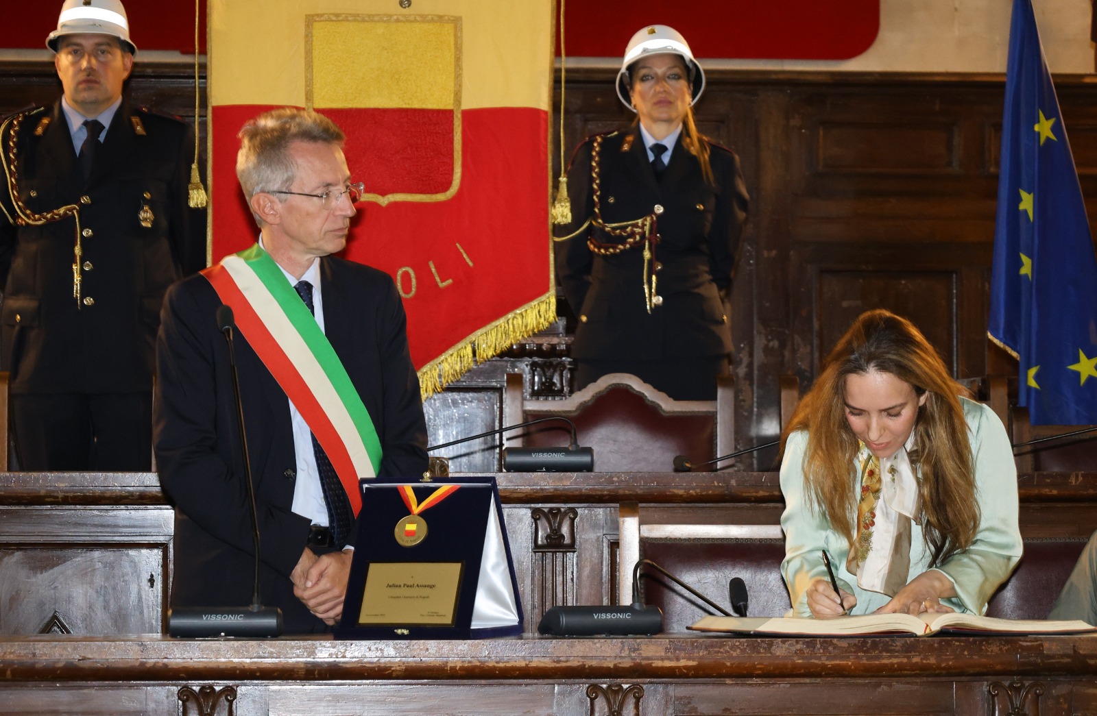 Julian Assange cittadino onorario di Napoli