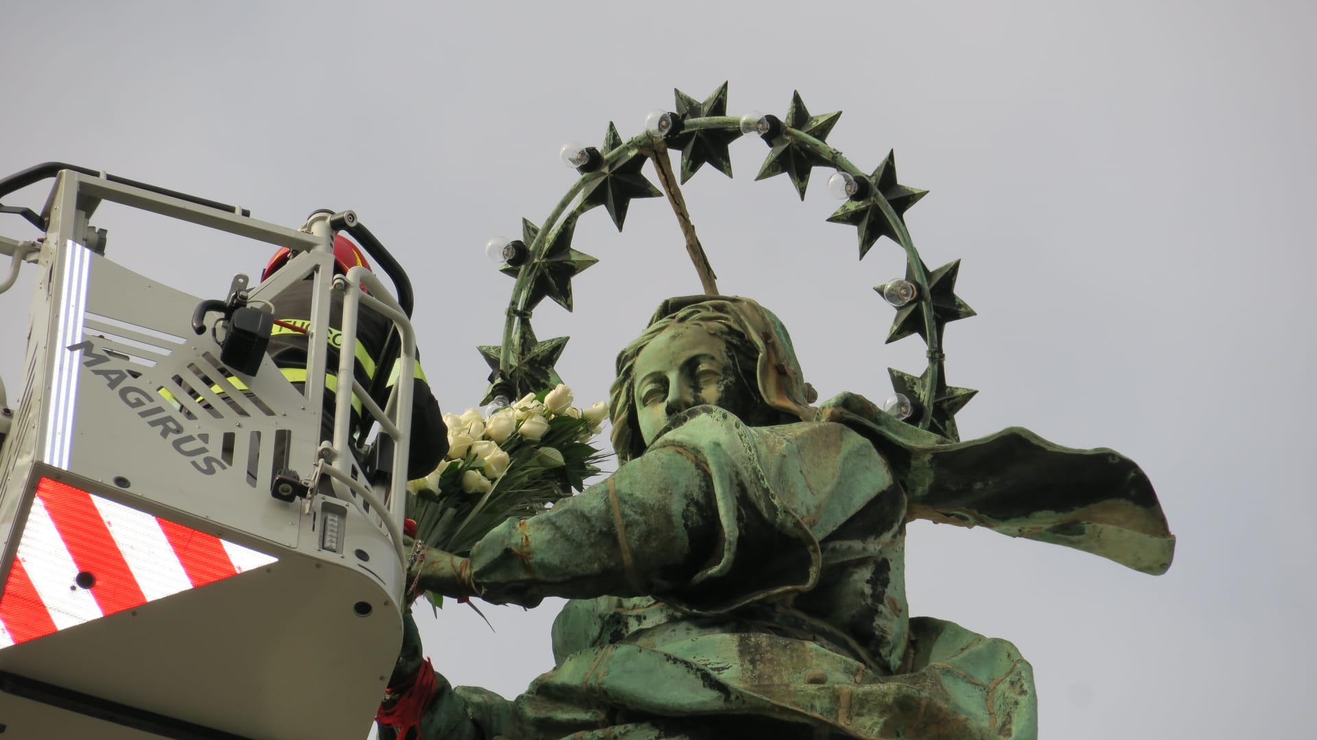 Tradizionale consegna dei fiori all'Immacolata