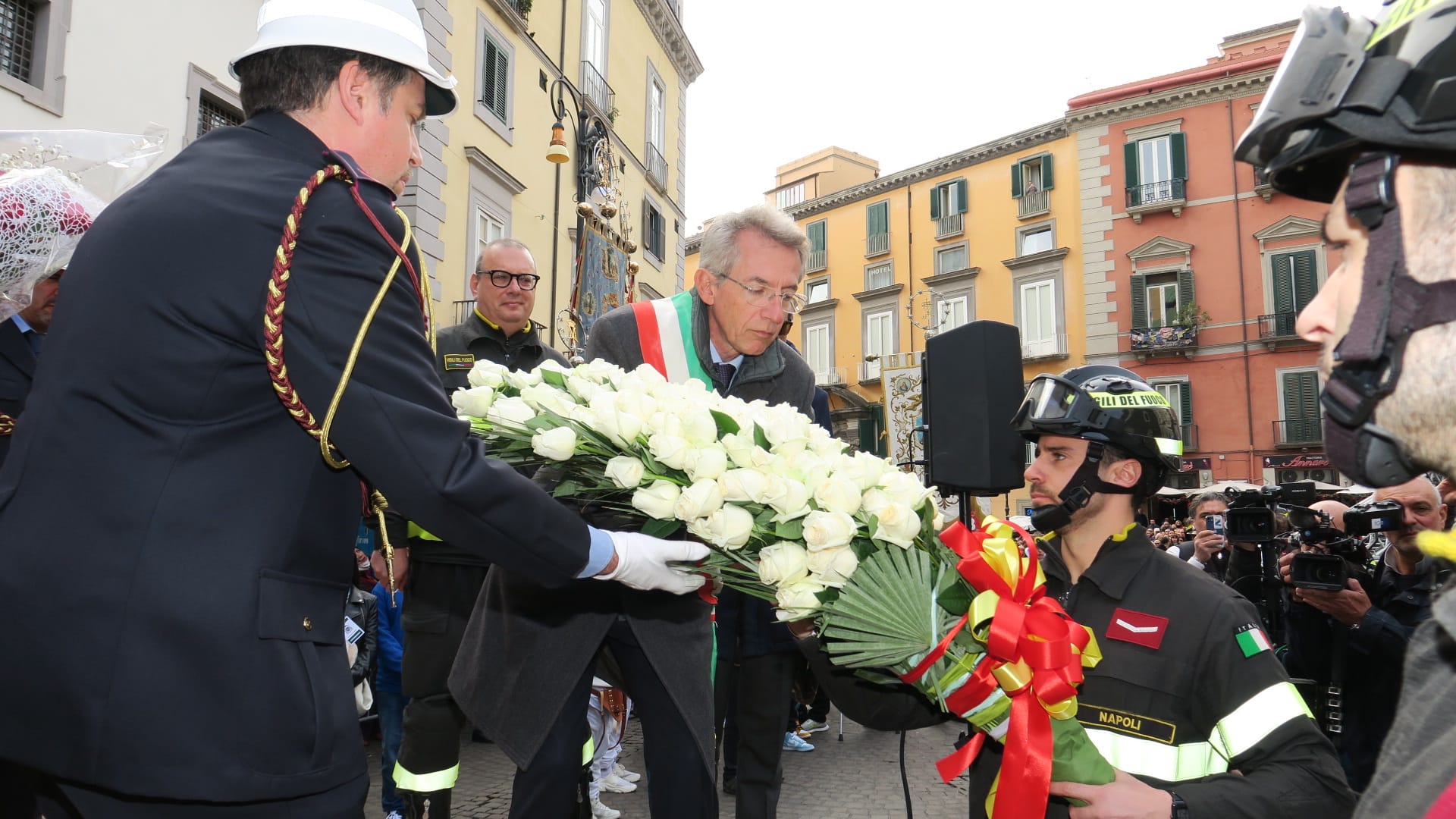 Tradizionale consegna dei fiori all'Immacolata