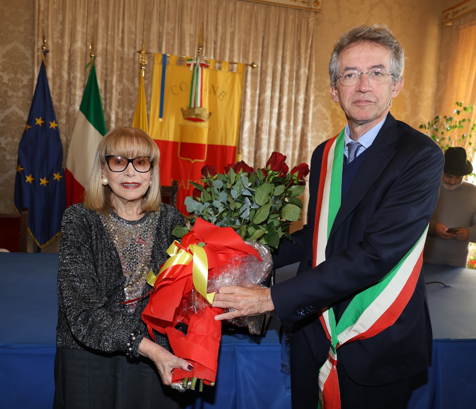 Il sindaco Manfredi conferisce la Medaglia della Città di Napoli a Miranda Martino