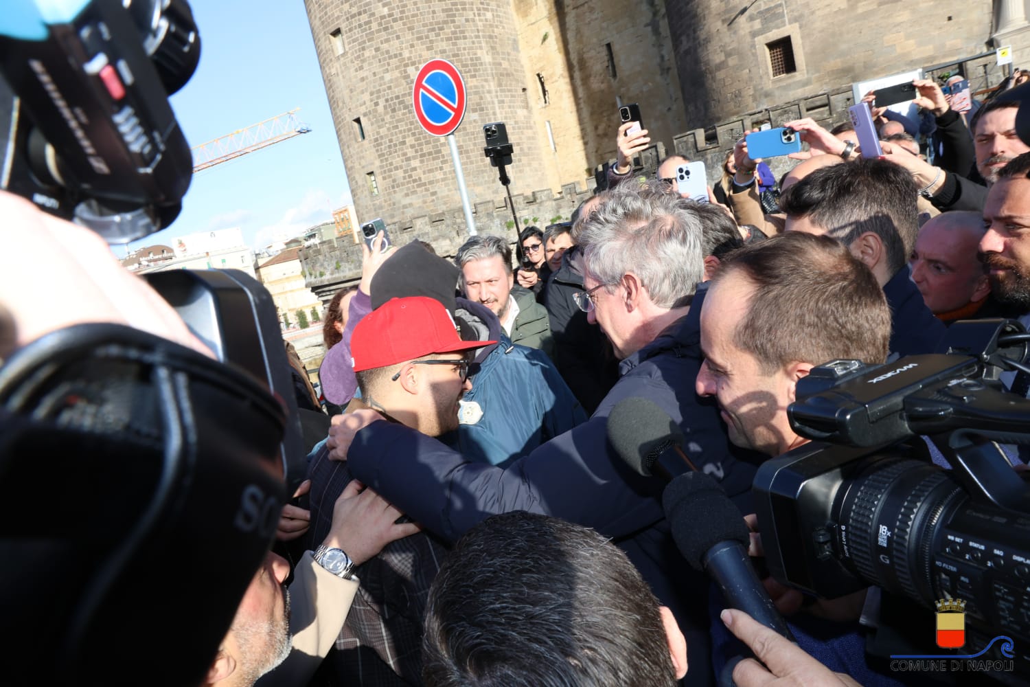 Il sindaco Manfredi consegna una targa a Geolier