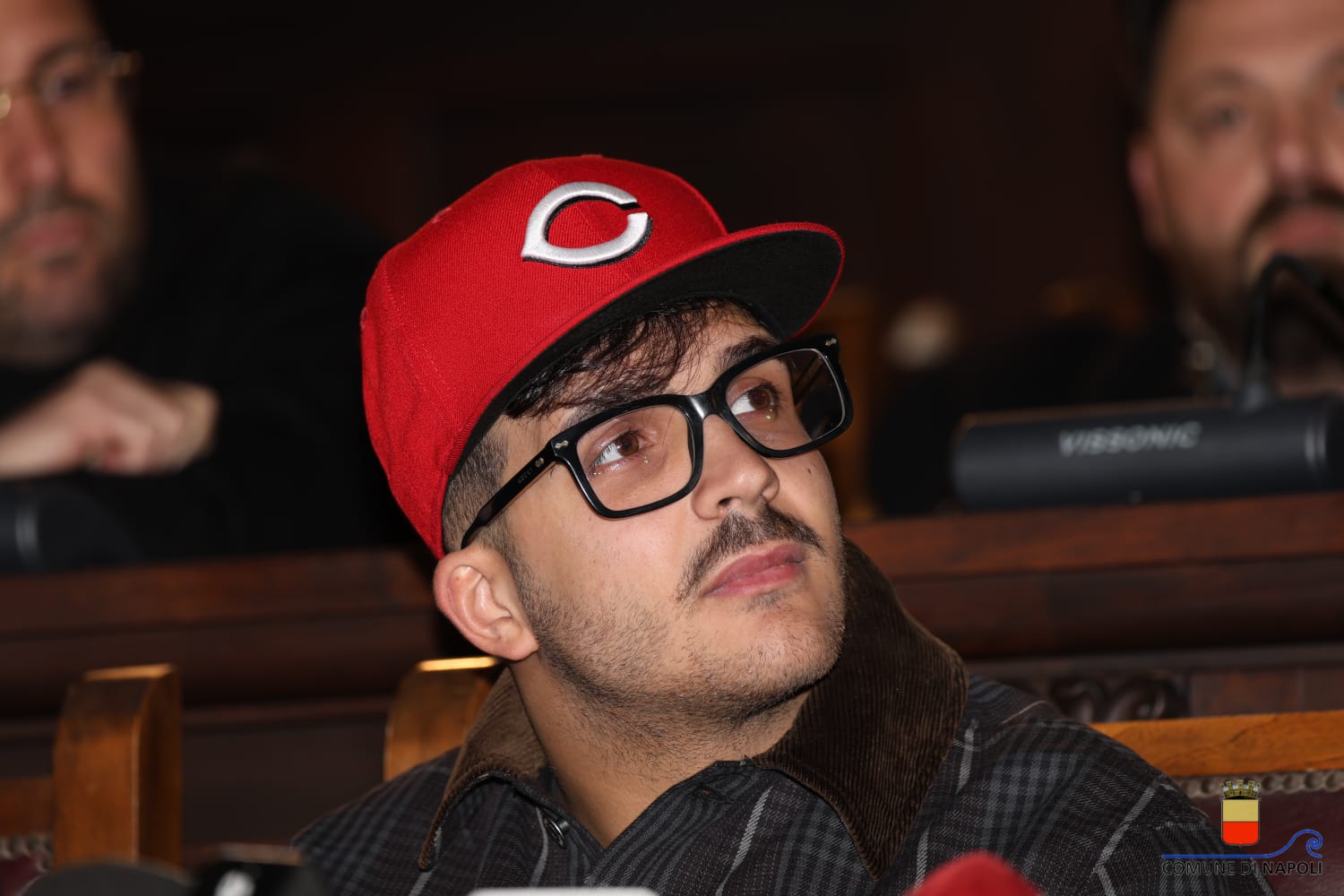 Il sindaco Manfredi consegna una targa a Geolier