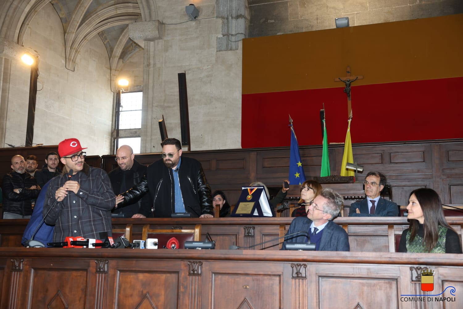 Il sindaco Manfredi consegna una targa a Geolier