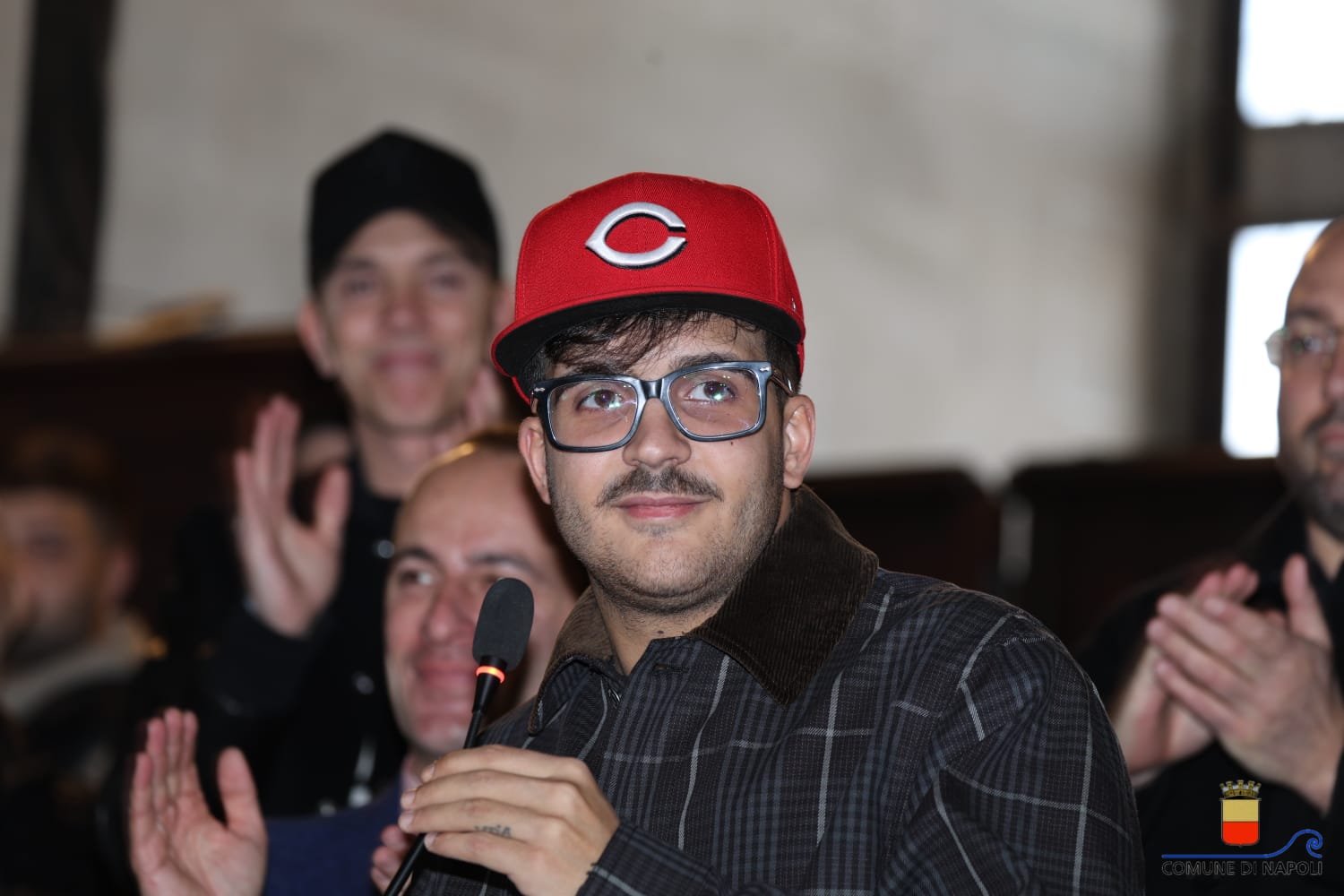 Il sindaco Manfredi consegna una targa a Geolier