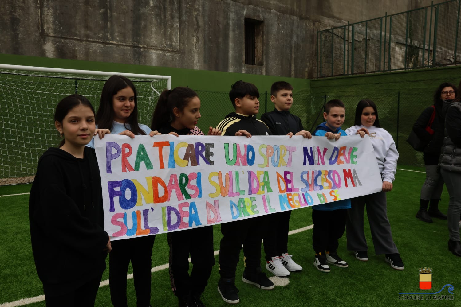 Inaugurato un campetto di calcio per le ragazze e i ragazzi del rione Amicizia