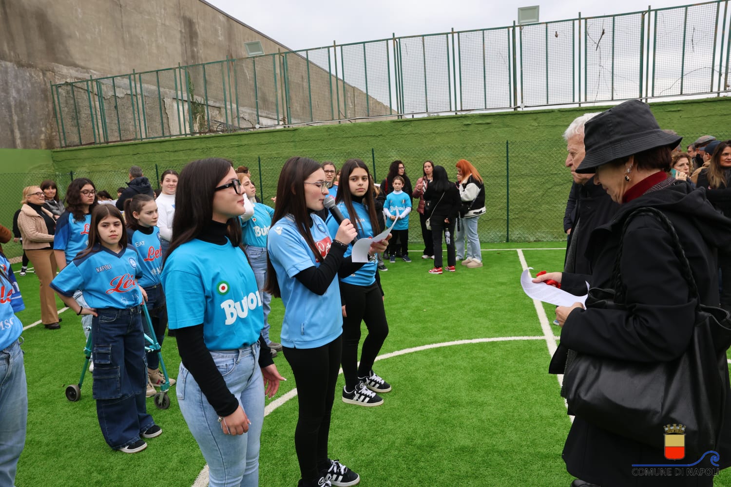 Inaugurato un campetto di calcio per le ragazze e i ragazzi del rione Amicizia