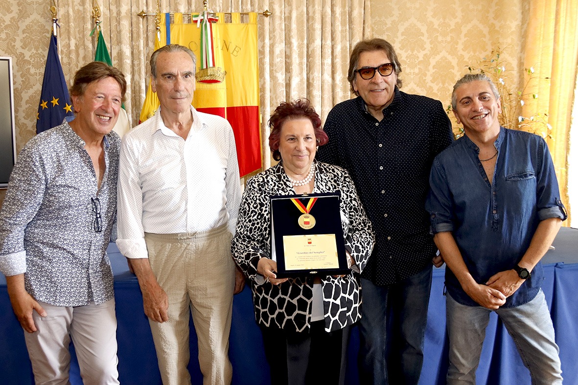 A "Il Giardino dei Semplici" consegnata la targa della Città per i 50 anni di carriera