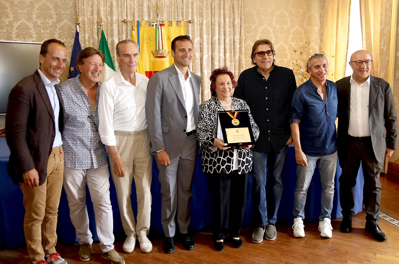 A "Il Giardino dei Semplici" consegnata la targa della Città per i 50 anni di carriera