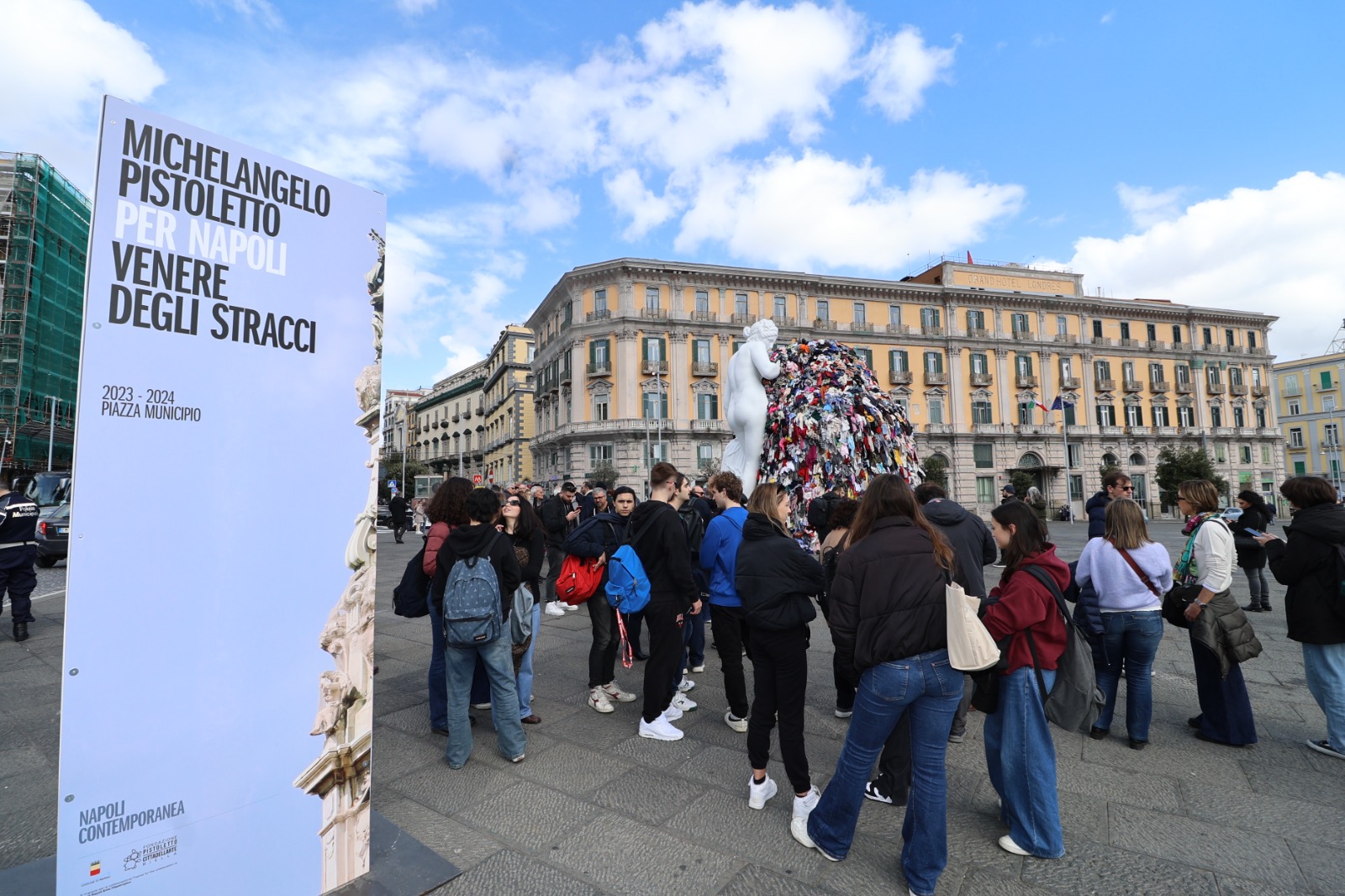 La Venere degli stracci risorge in Piazza Municipio a Napoli