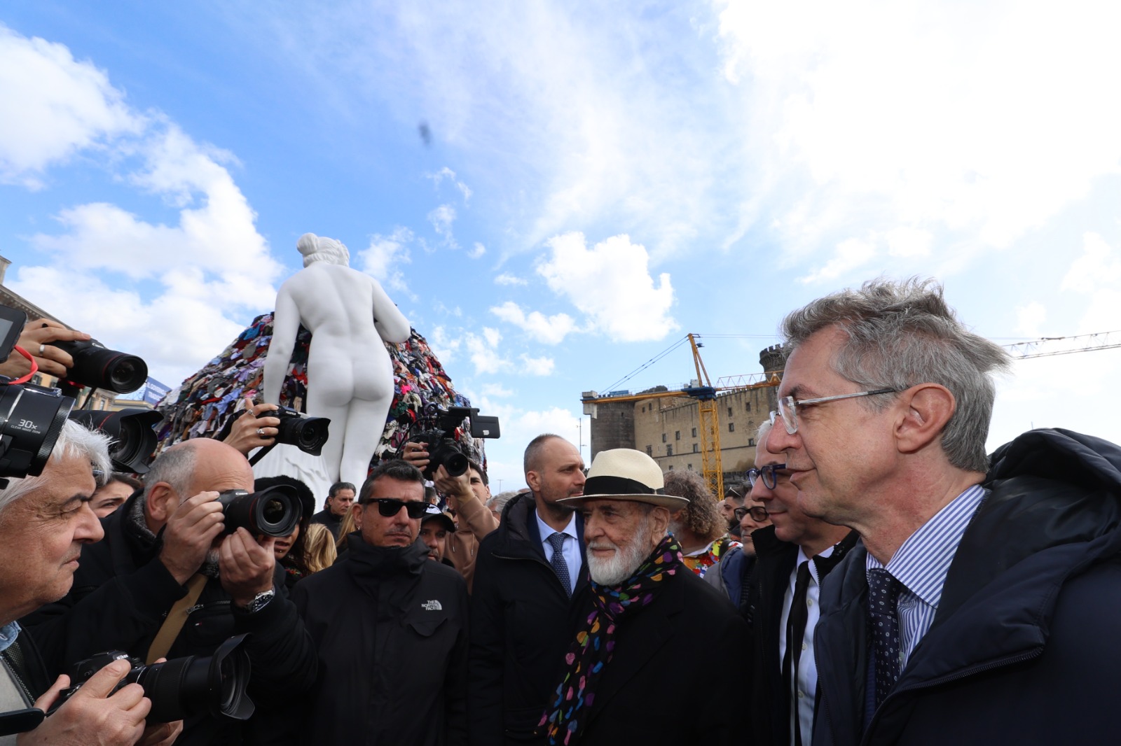 La Venere degli stracci risorge in Piazza Municipio a Napoli