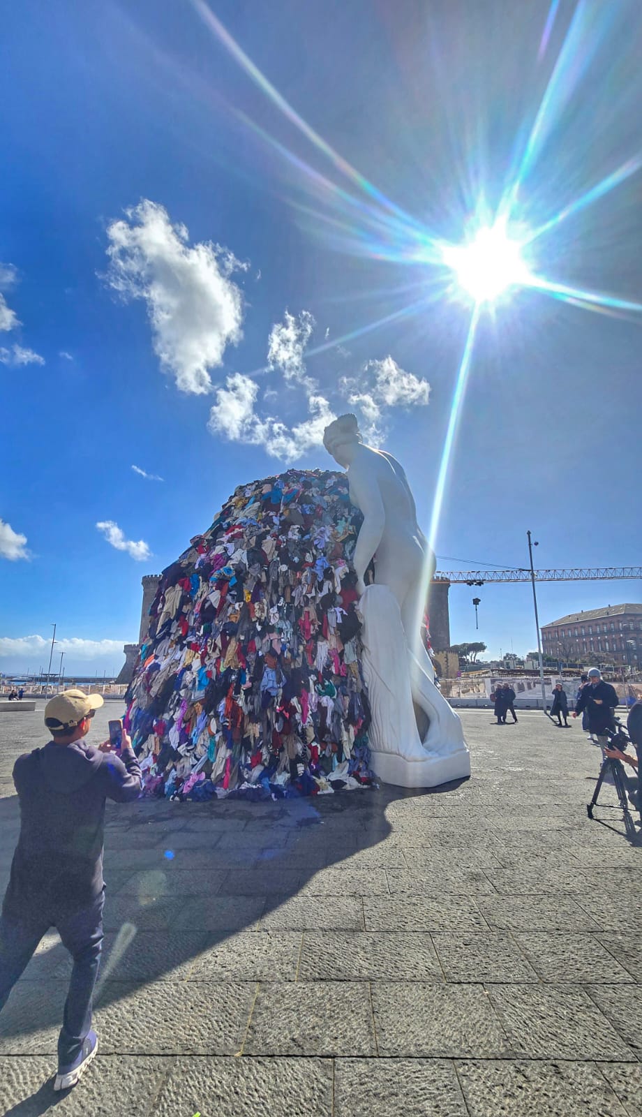 La Venere degli stracci risorge in Piazza Municipio a Napoli